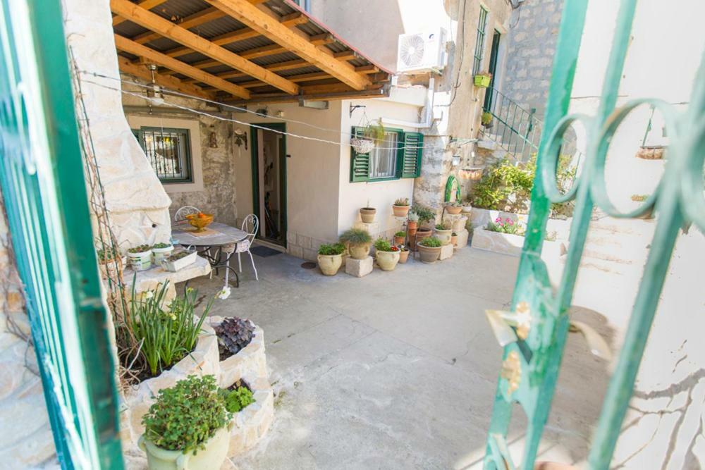 Apartment Antica With Yard & Bbq Split Exterior foto